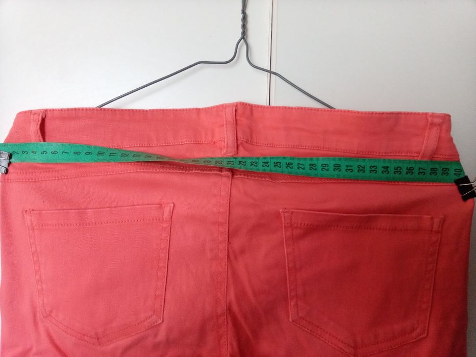 Жіночі червоні джинси.