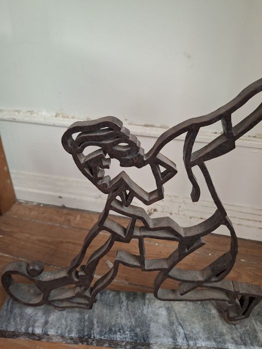 Escultura em metal antiga