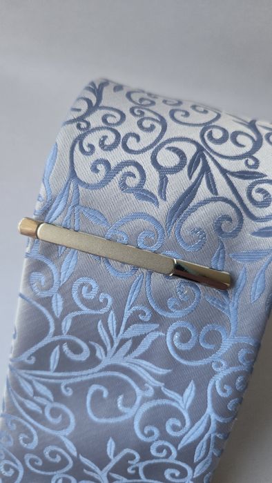 Elegancja w każdym detalu – klasyczny krawat z spinką