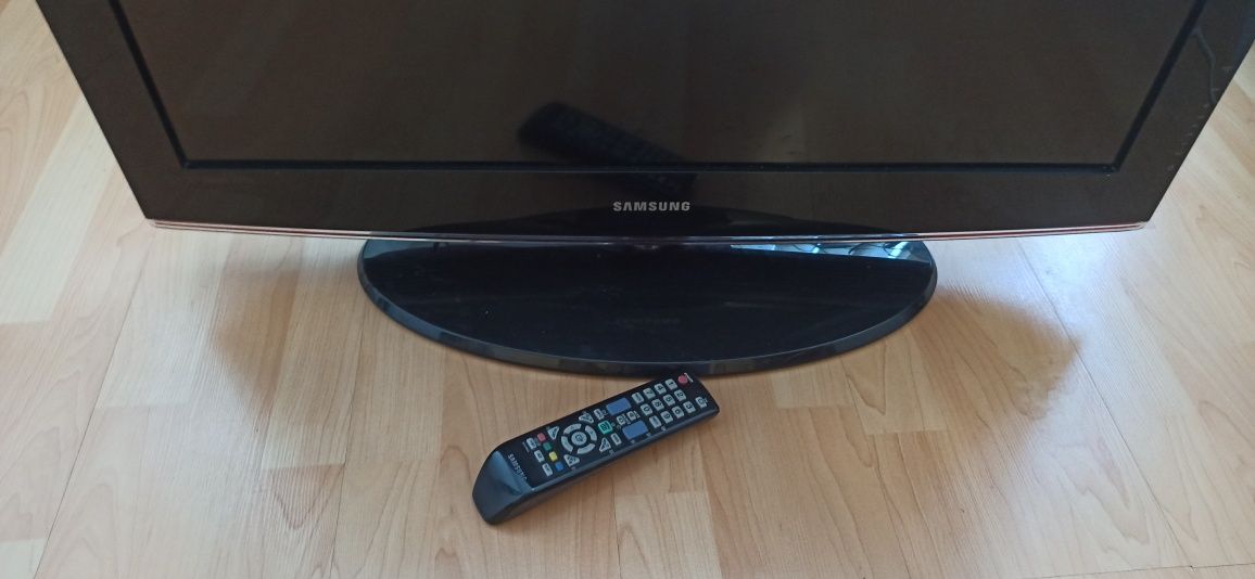Телевізор Samsung LE32B450C4W.