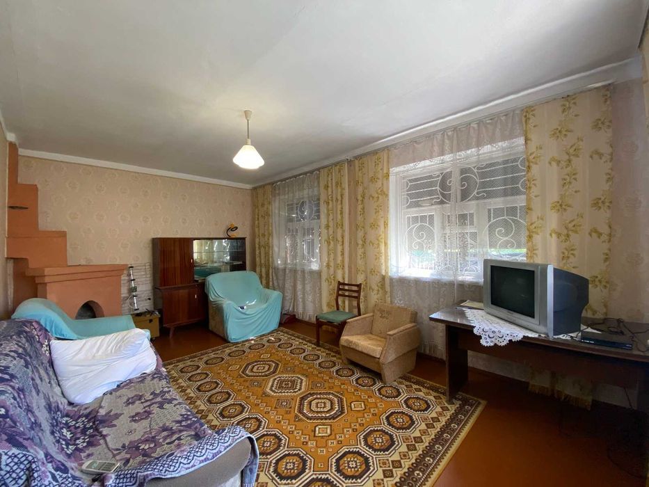 Продається дачний будинок з гаражем у мальовничому місці!