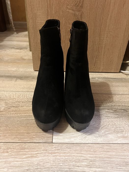 Чорні жіночі ботильйони на підборах / розмір 39 / стильні та зручні