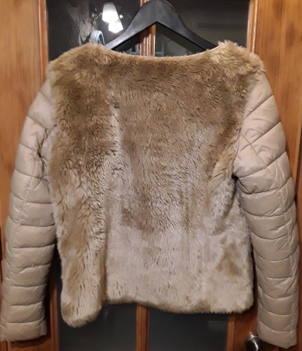 Jaqueta acolchoada bege com pelo sintético Stile Benetton, tamanho 44