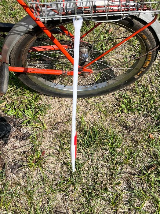 Białe ramię bezpieczeństwa do roweru, chorągiewka Wigry Jubilat, Romet