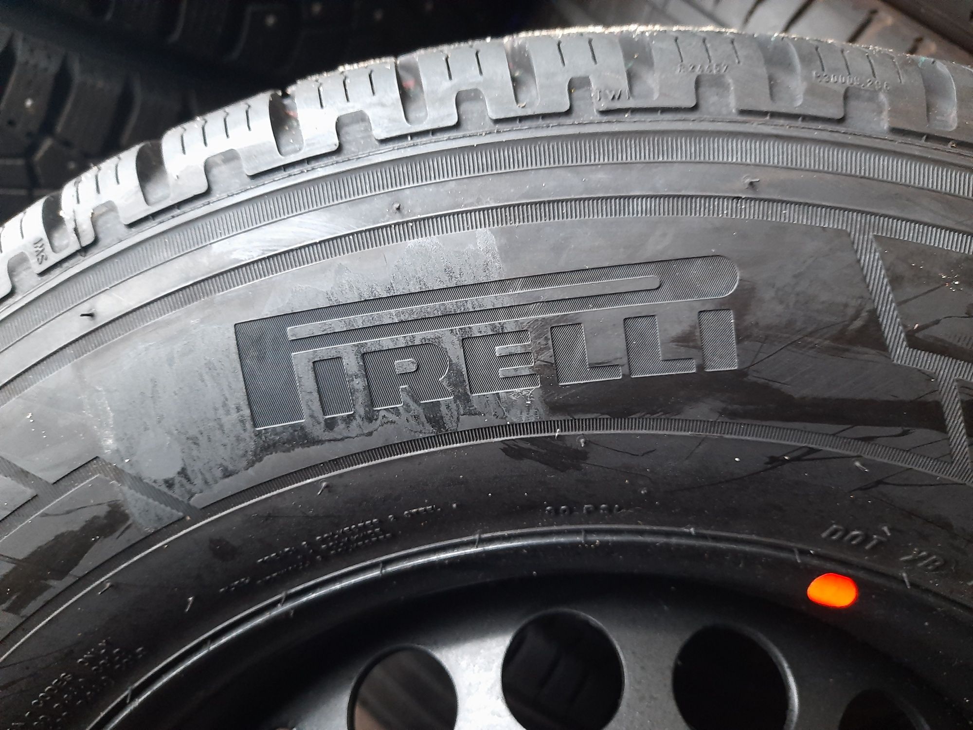 Opona 1szt Nowa Pirelli Carrier Winter 235/65r16c