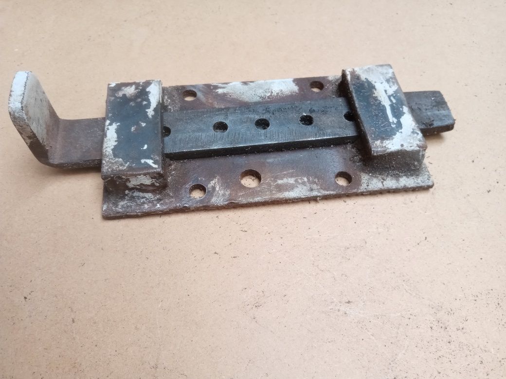 Zasuwa metalowa do drzwi