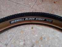 Pneu Kenda, Small Block Eight, com as medidas 26X2.10 usado