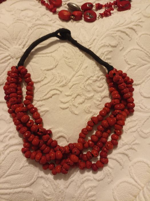 Vários colares de coral vermelho