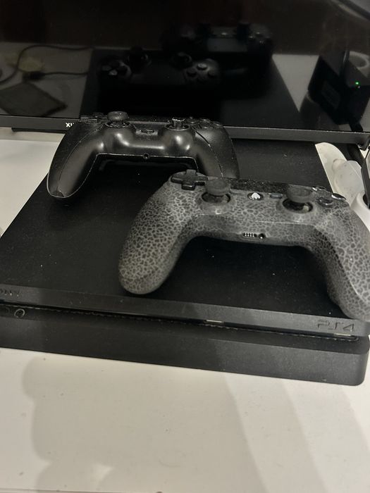 Playstation 4 com fifa e 2 comandos