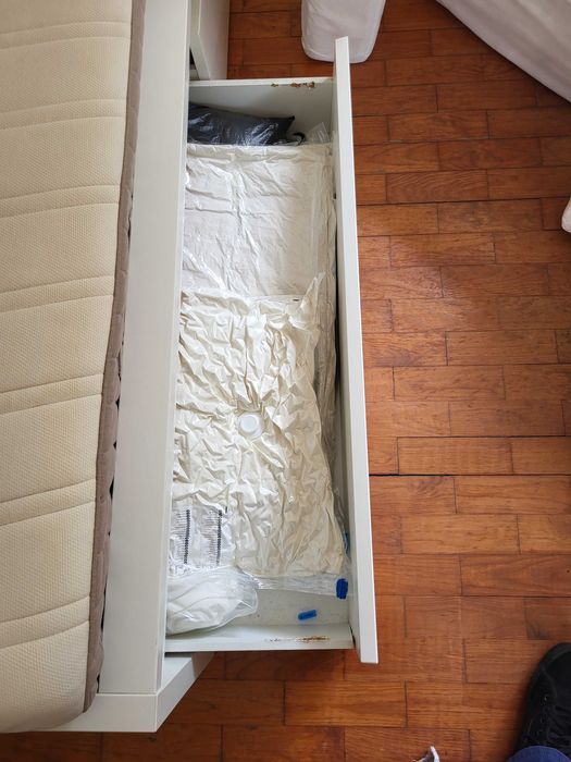 Cama e colchão ikea