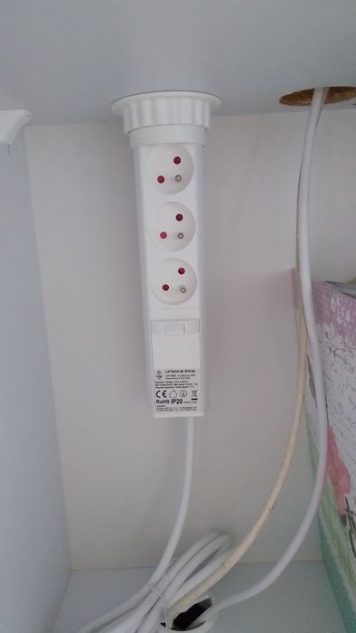 Nowy przedłużacz wpuszczany w blat 230 V Lift Box