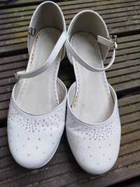 Białe eleganckie buty