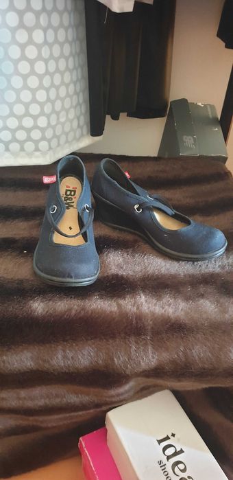 Sapatos de cunha B & W