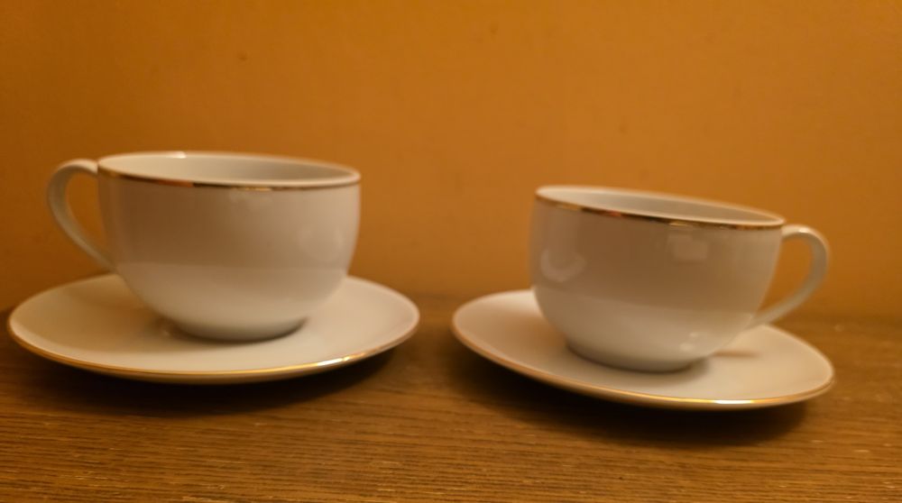 Filiżanka ze spodkiem porcelana złoty pasek logo salonu jubilerskiego