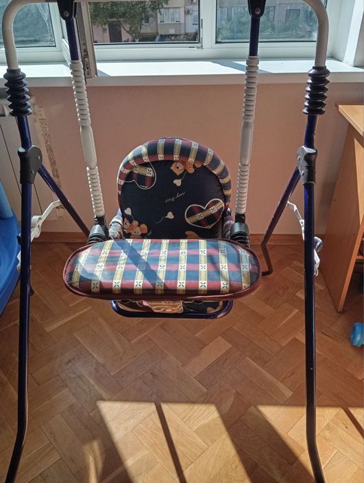 Дитяча гойдалка зі столиком