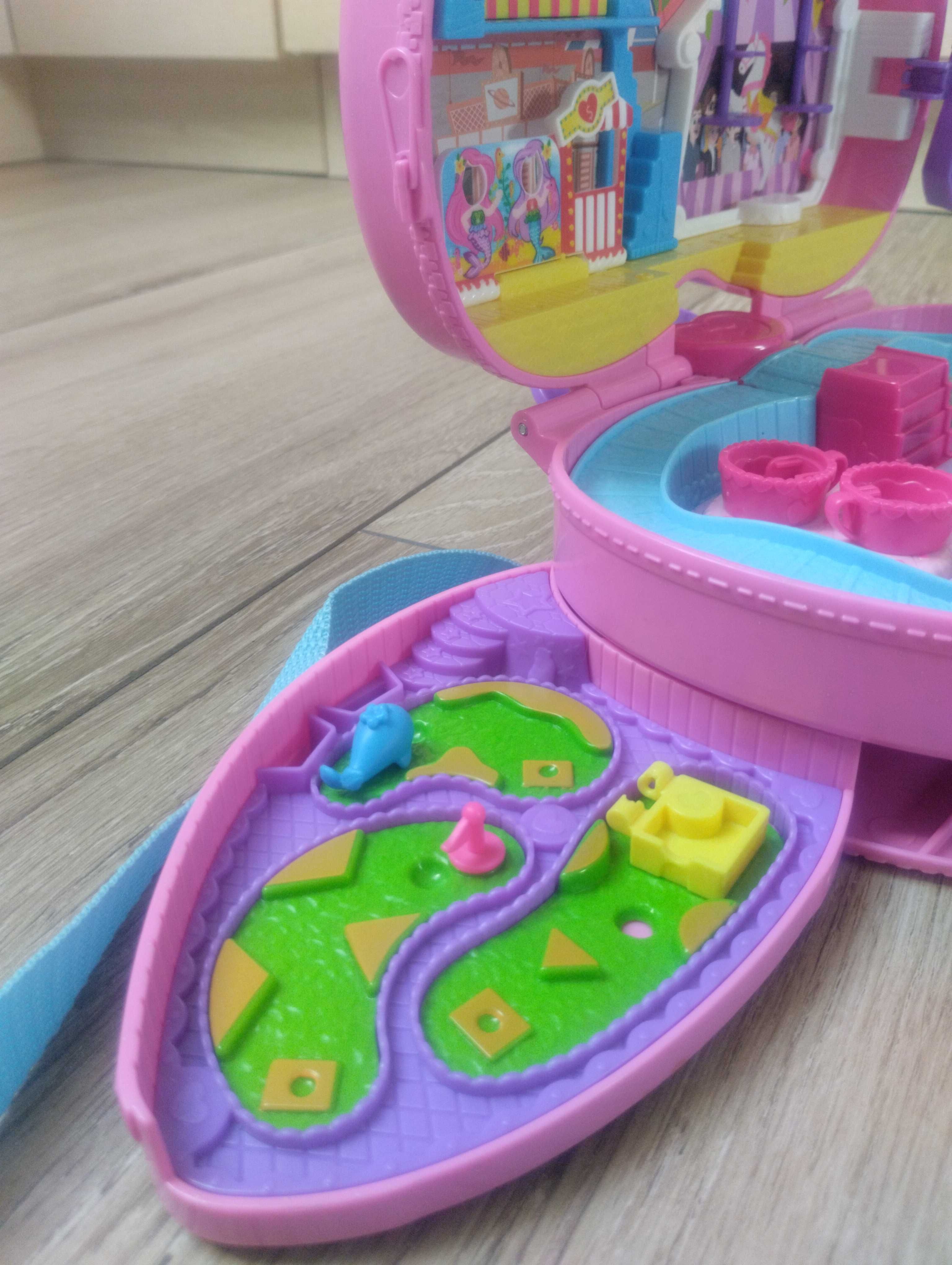 Polly Pocket Wesołe Miasteczko z karuzelą, kawiarnią, golfem, huśtawką