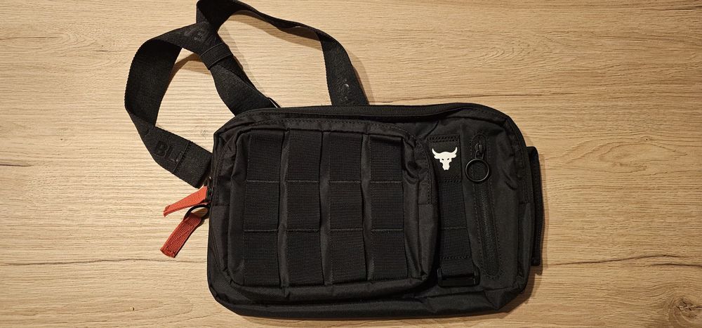 Duża saszetka nerka Under Armour stan idealny