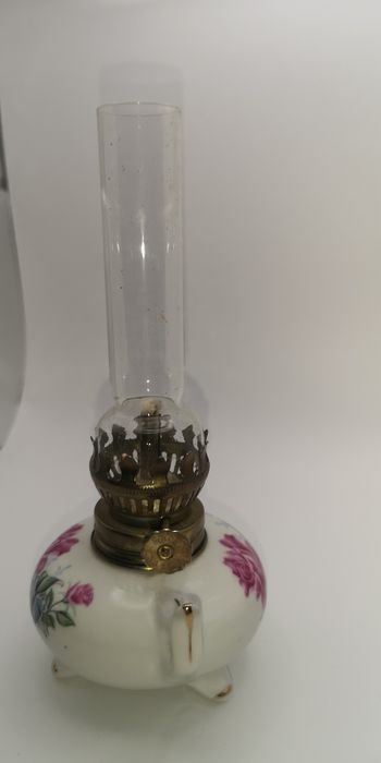 Lampa naftowa porcelanowa miniaturowa wysokość 17 cm w kwiatki.