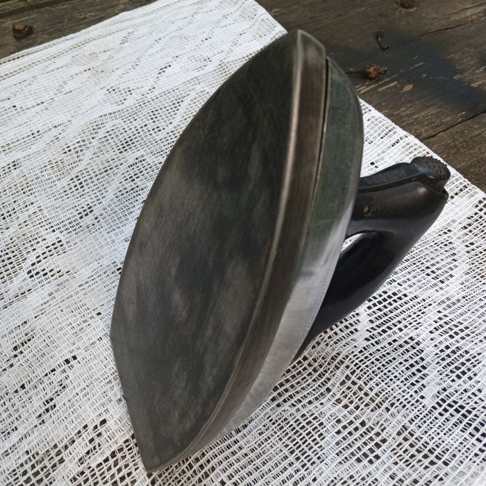 Утюг, праска металева (працює без електрики)