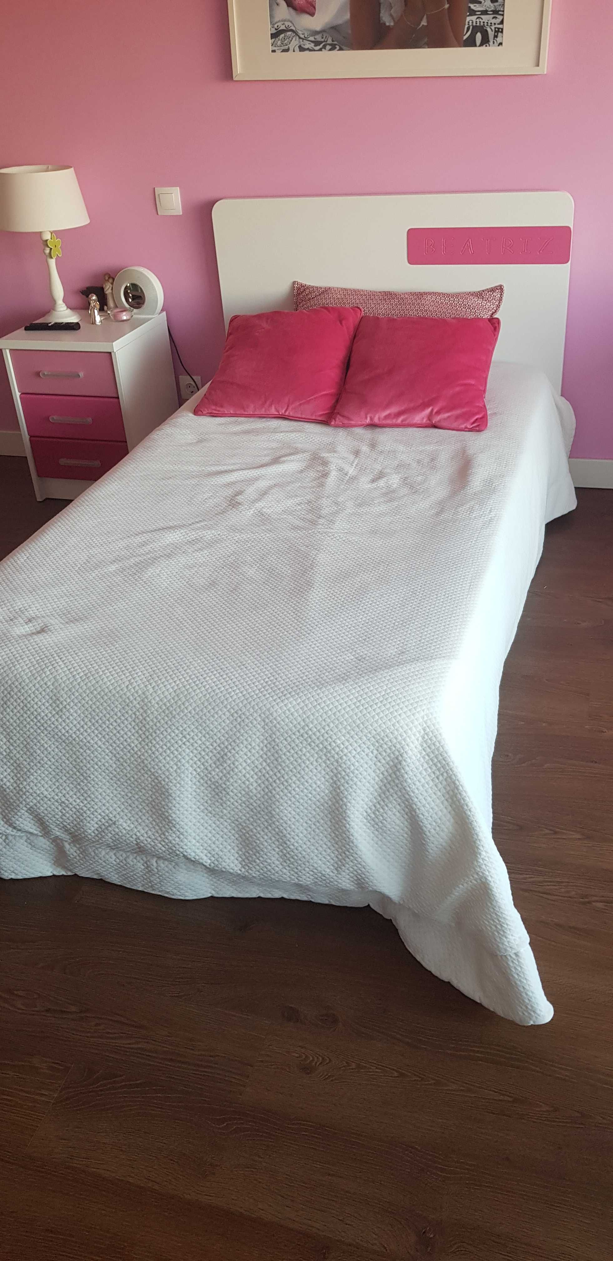 Cama Solteiro + Mesa cabeceira +Cómoda