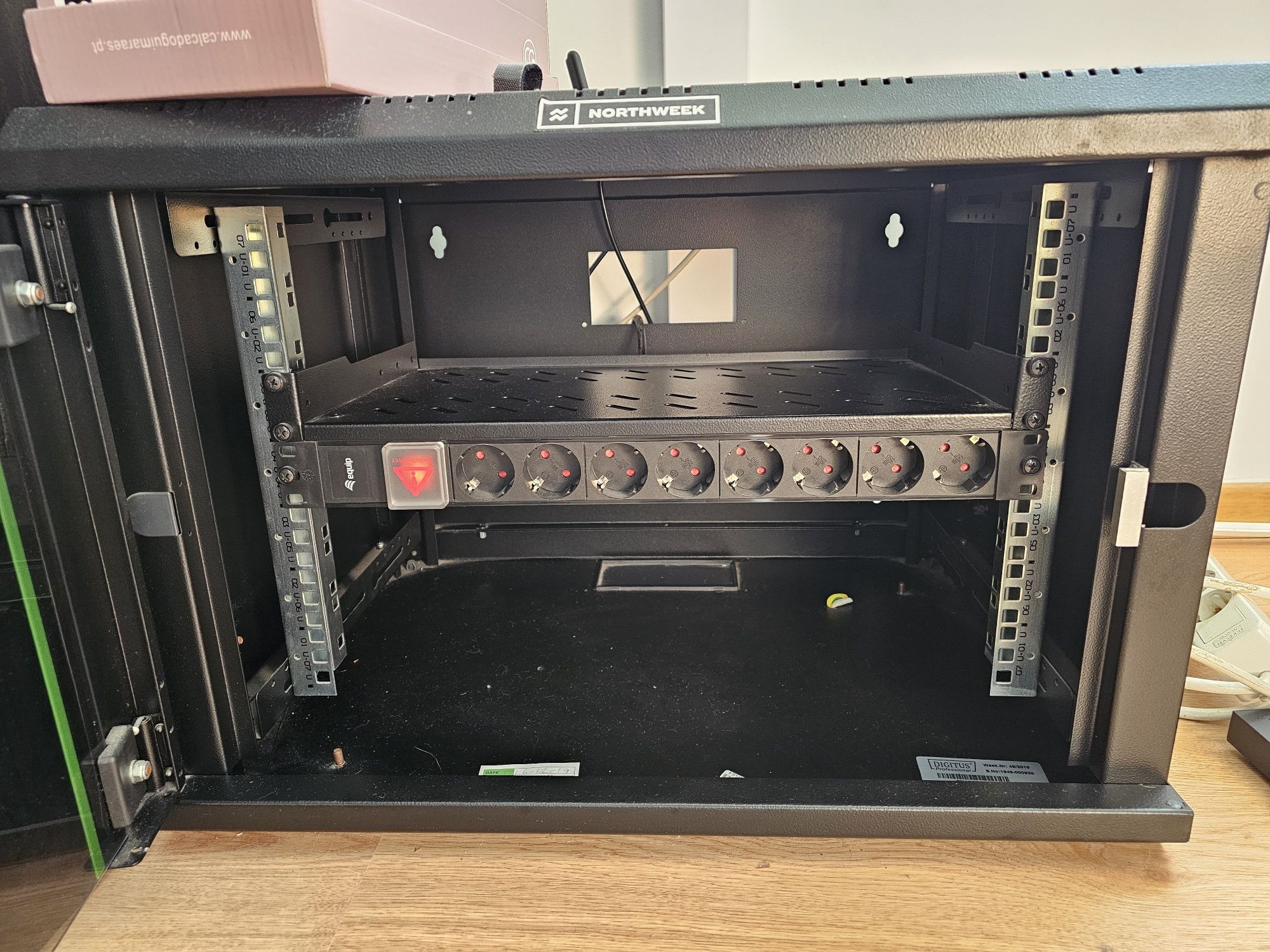 Digitus DN-19 07-U-SW armário rack 7U Rack de pendurar na parede Preto