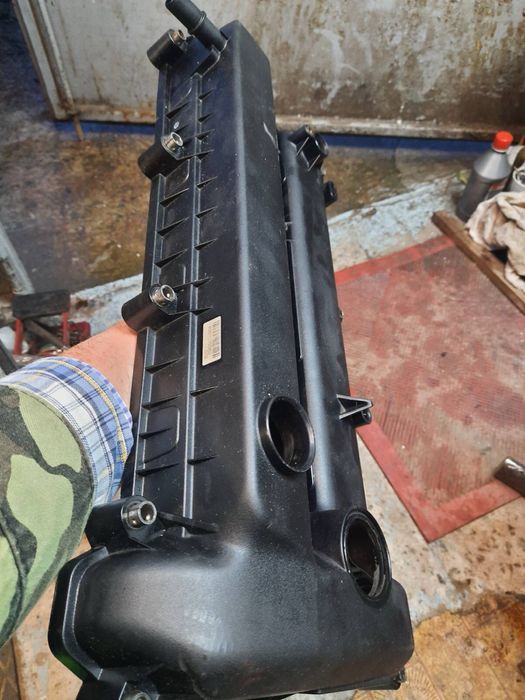 Оригинальная клапанная крышка Mazda 6 (2008, 2.0 бензин)