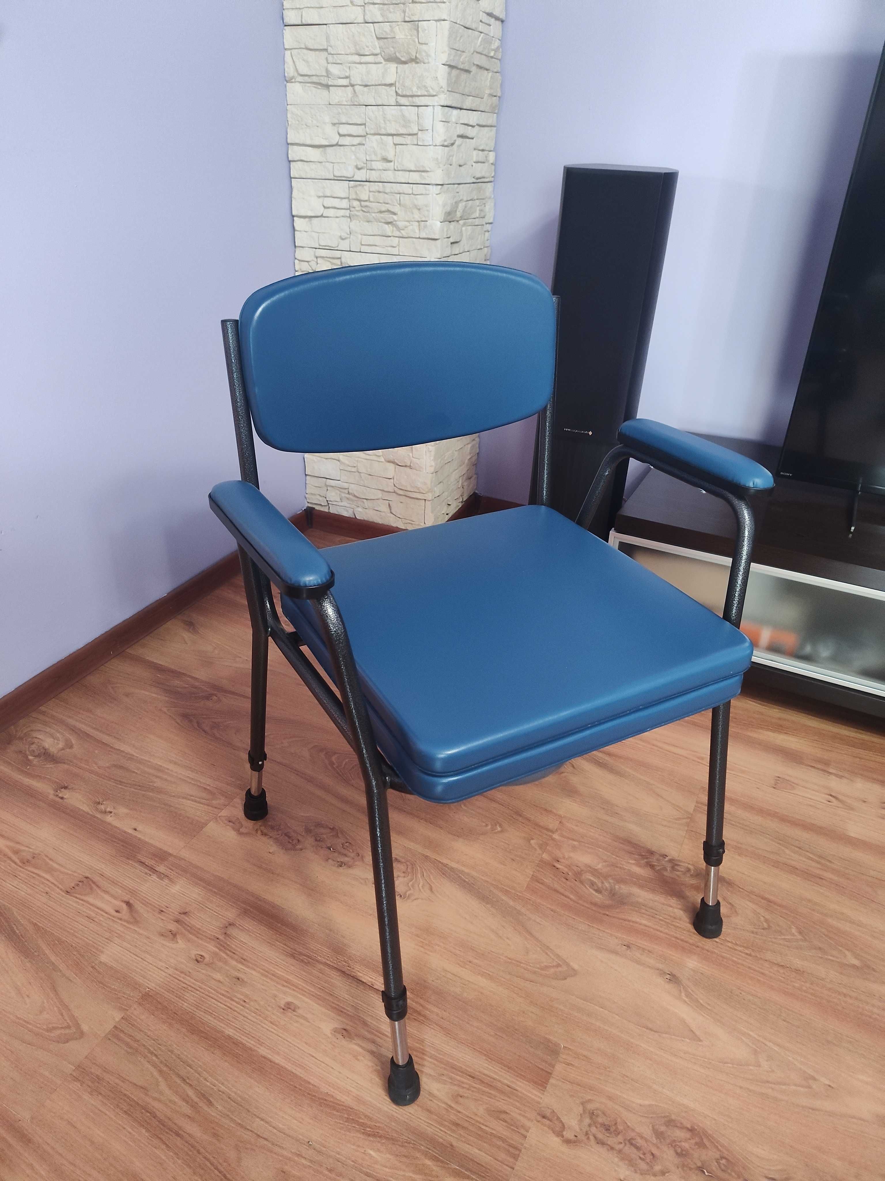 Krzesło toaletowe tapicerowane z zamykanym otworem Armedical AR-103