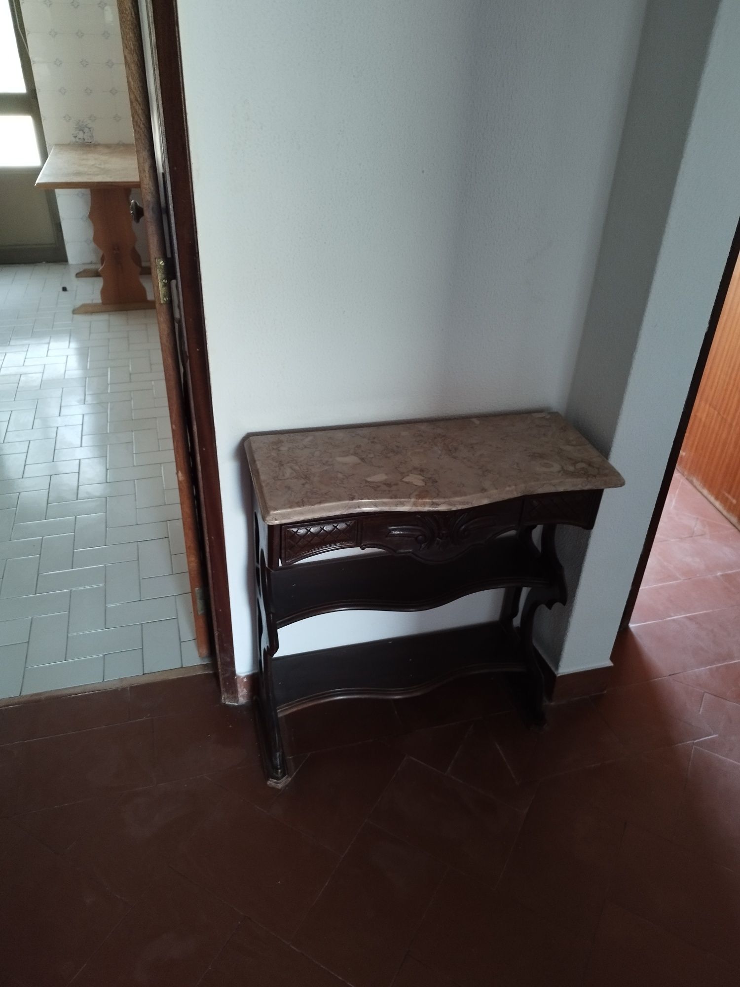 Móveis antigos em madeira maciça