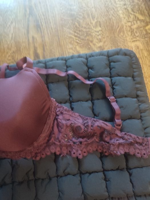 Шикарный бюстгальтер бордового цвета