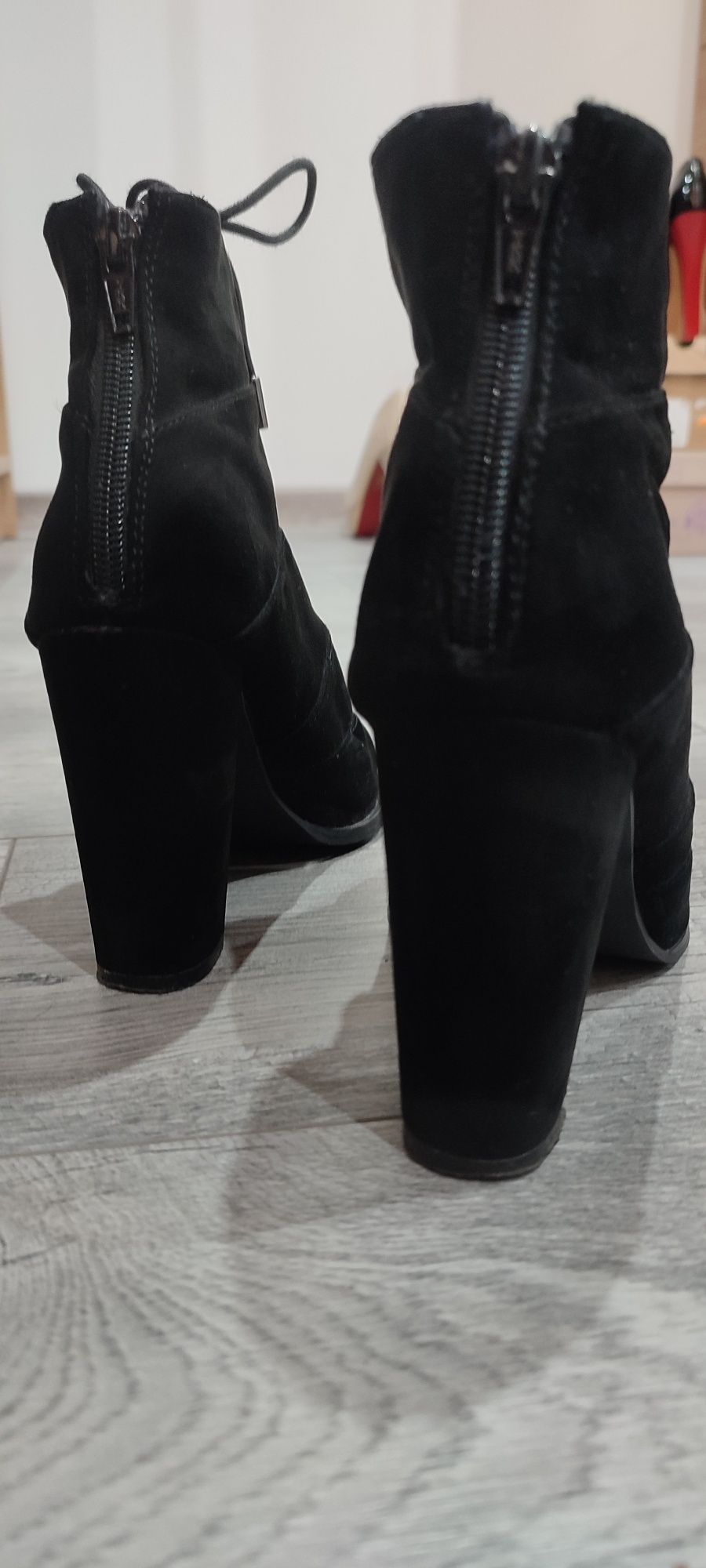 Botki z zamkiem z tyłu, buty na wysokim obcasie
