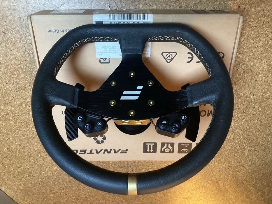 Fanatec CSW v2.5 e Volante Podium Steering Wheel R300
