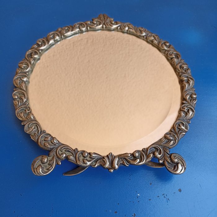 Espelho antigo de mesa em metal trabalhado motivo floral Arte Nova