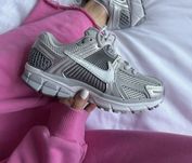 БЕЗ ПЕРЕДОПЛАТ‼️ Жіночі спортивні кросівки Nike vomero 5 metallic grey