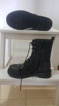 Botas pretas com fecho lateral original