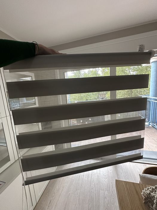 Roleta dzień noc bezowa szara roleta na okno