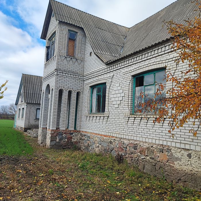 Продам будинок  із літньою кухнею та ділянкою 35 соток, Савинці.