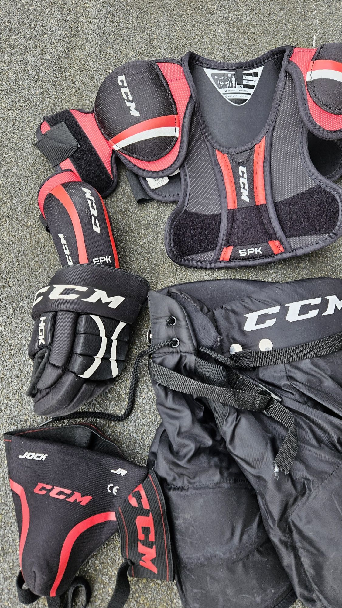 Ochraniacze do hokeja na lodzie marki CCM Hockey dziecko 1,22-1,34 cmo