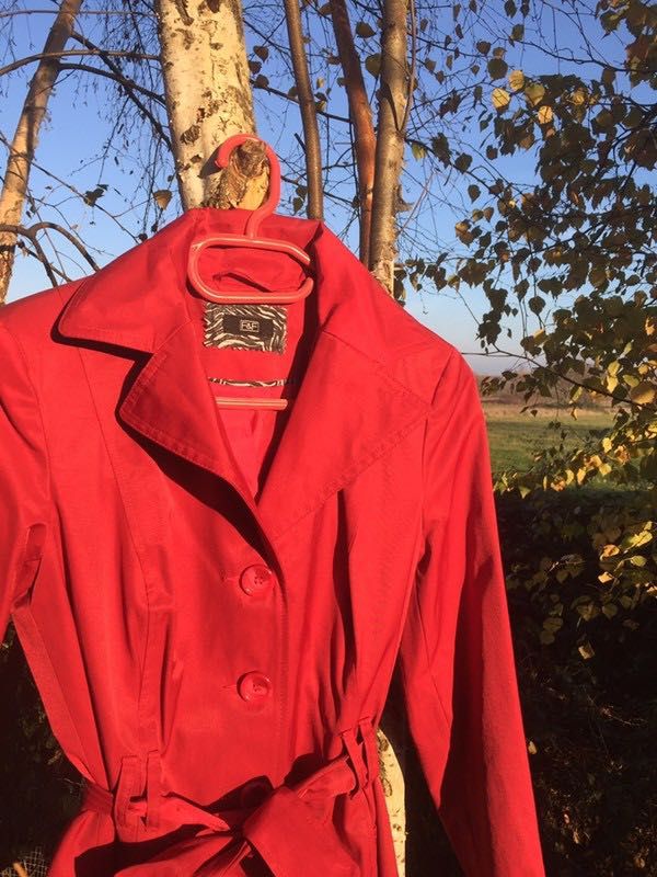 Czerwony jesienny płaszcz z paskiem f&f