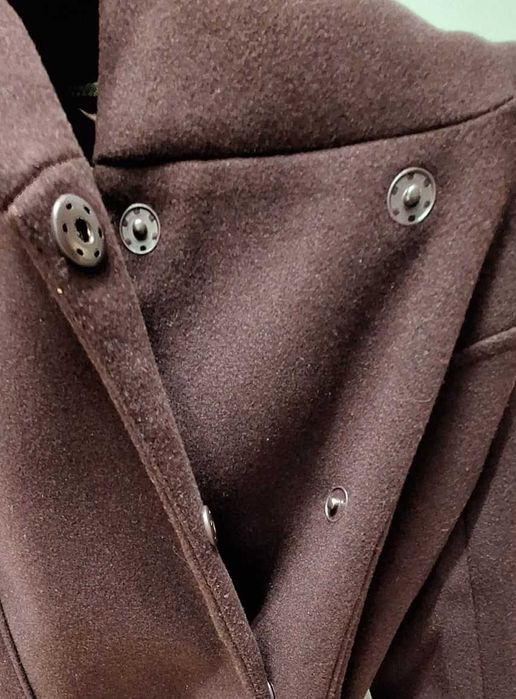 Śliwkowy płaszcz z wiązaniem – elegancja i styl na chłodne dni!