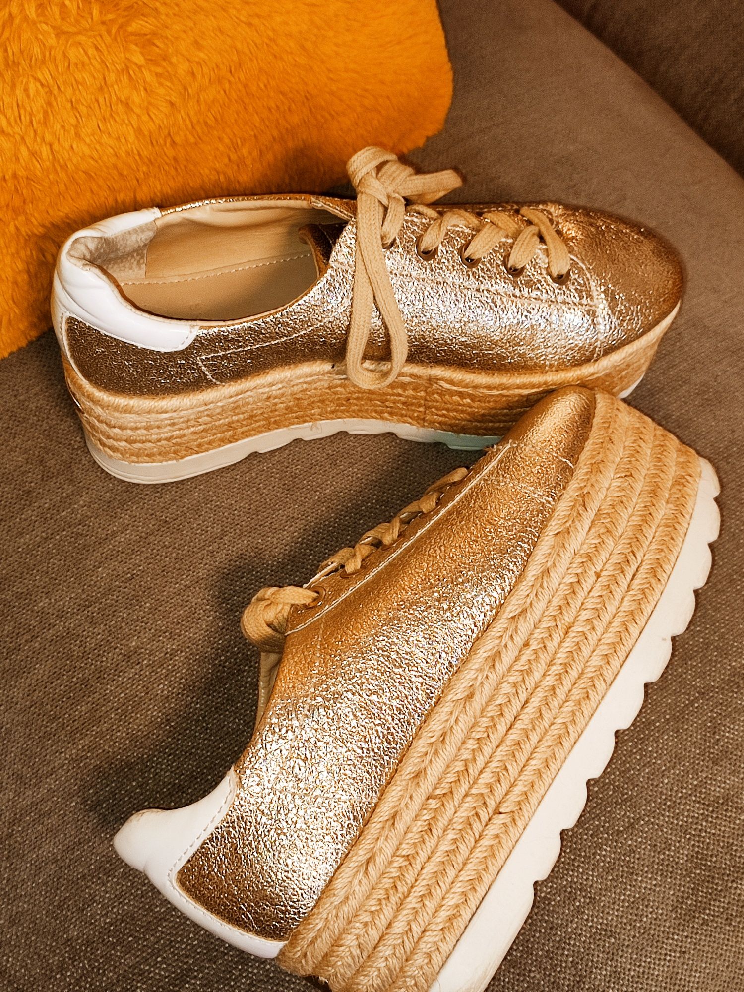 Guess nowe espadryle na koturnie zlote