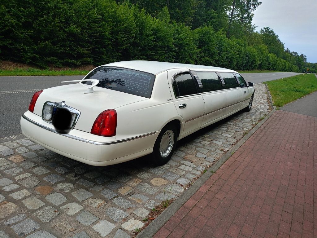 Limuzyna town car Lincoln zamiana na 7 osobowe auto
