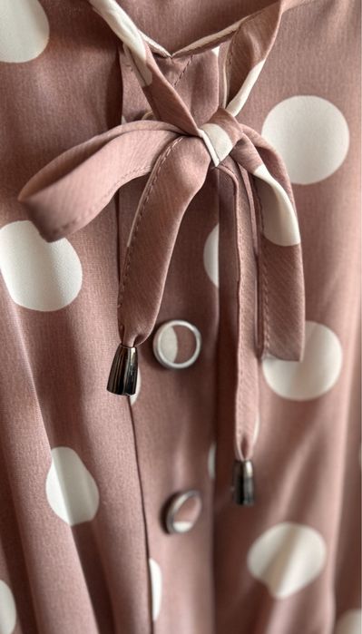 Retro sukienka w grochy pudrowy róż z falbanką wiązana koktajlowa