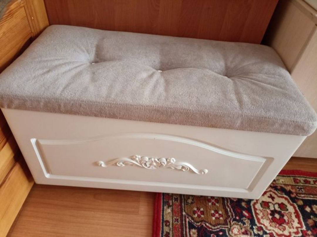 Ліжко кровать дерев'яне, та банкетка.