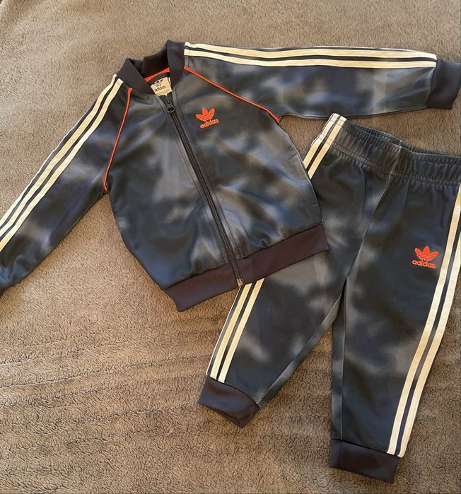 Костюм Adidas , розмір 12-18 міс