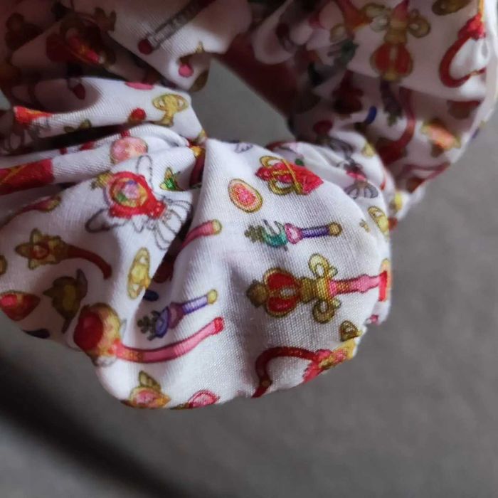 Biała scrunchie Sailor Moon Różdżki