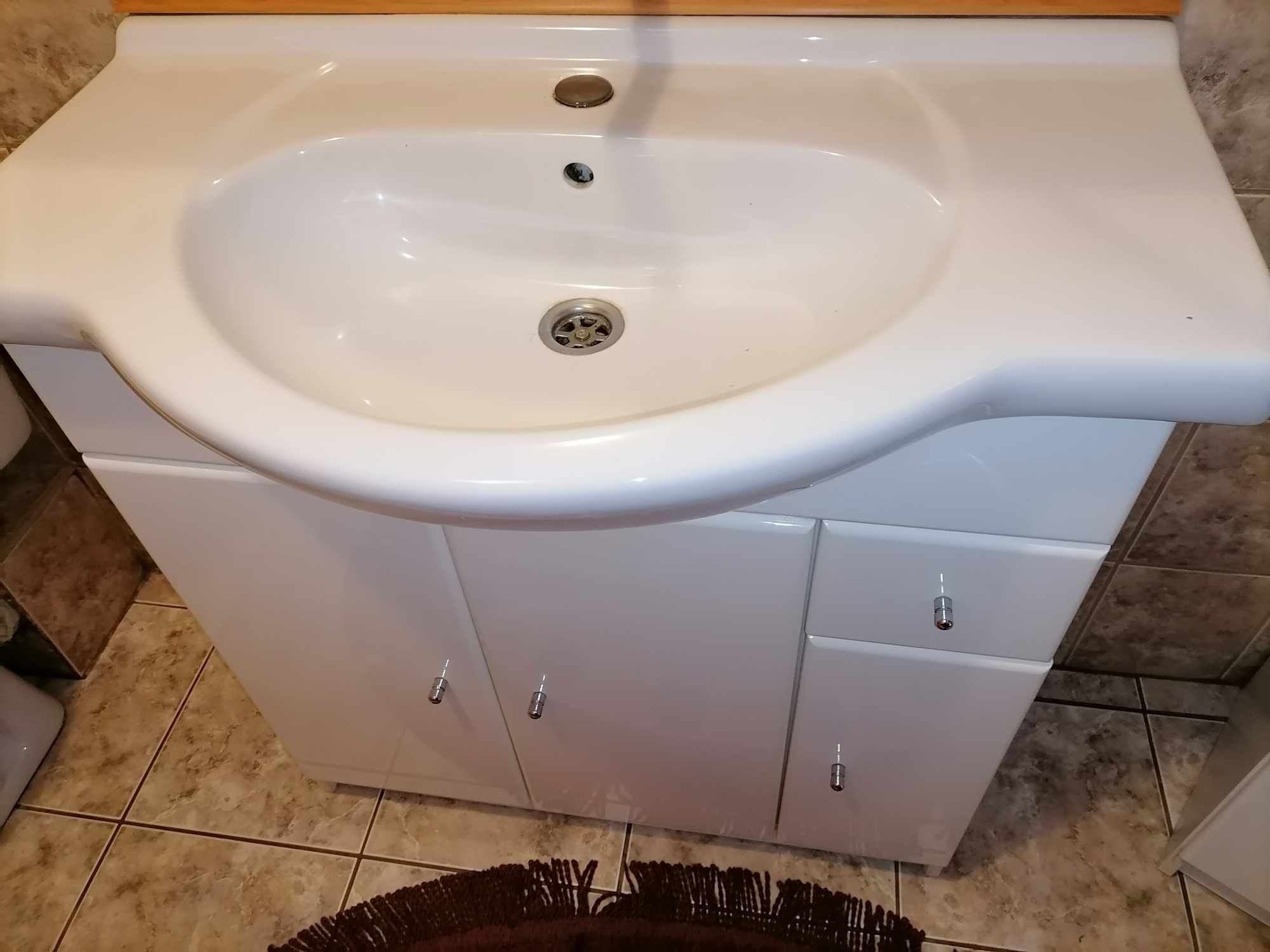 Biała szafka łazienkowa umywalka zlew