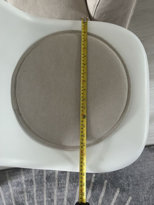 Krzeslo biale drewniane nogi