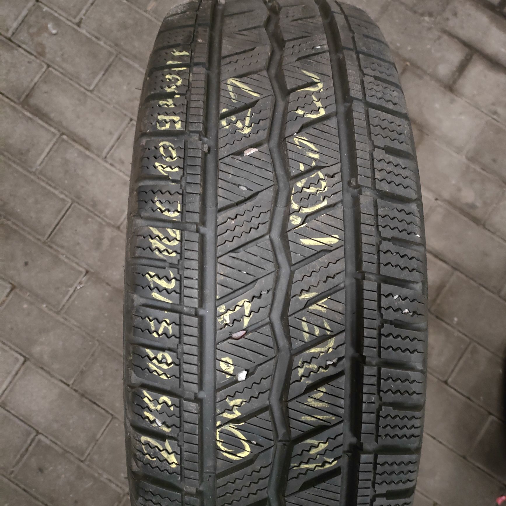 1x Hankook Winter i'cept LV 215/65R16c 109/107R 1 sztuka zimowa