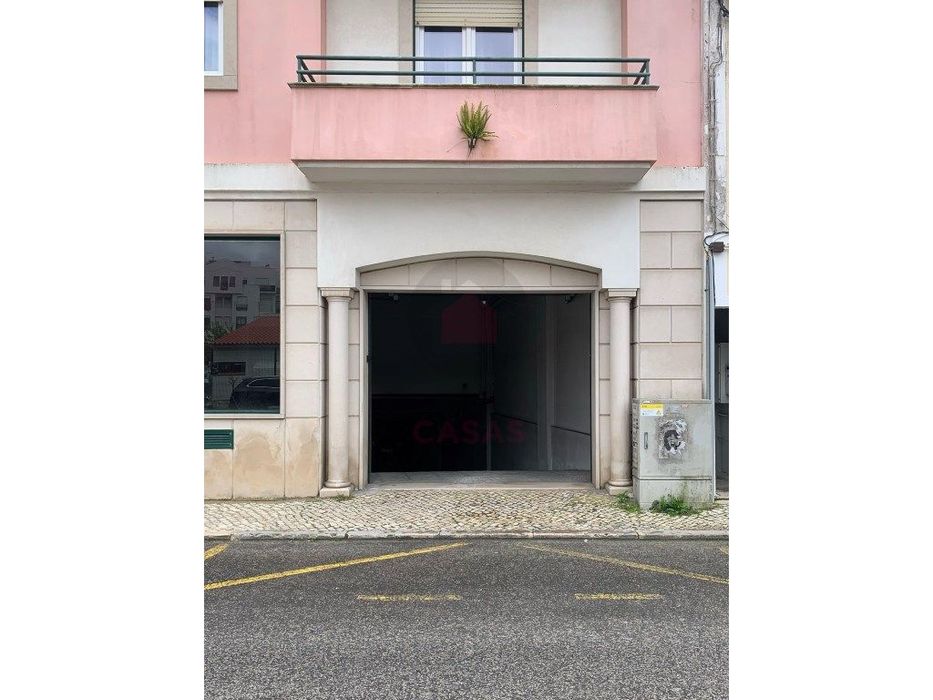 Lugar de Estacionamento em Cave - Caldas da Rainha