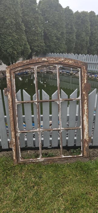 Stare okno żeliwne 90x66cm.